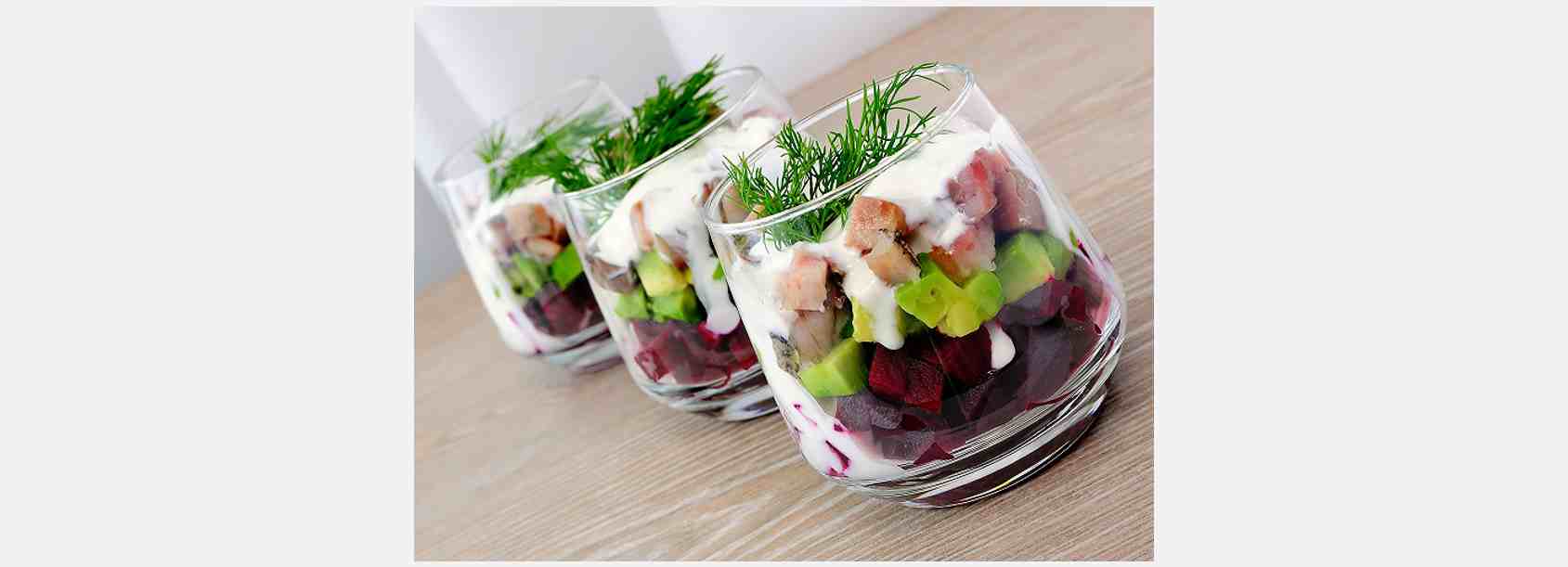 Verrine d'hareng fumé, avocat et betterave