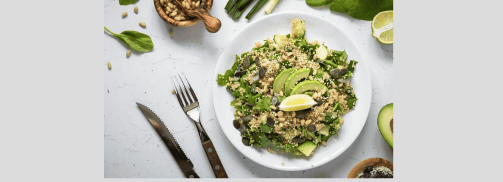 M8 J7 Quinoa aux herbes, avocat et smoothie aux baies et graines de courge