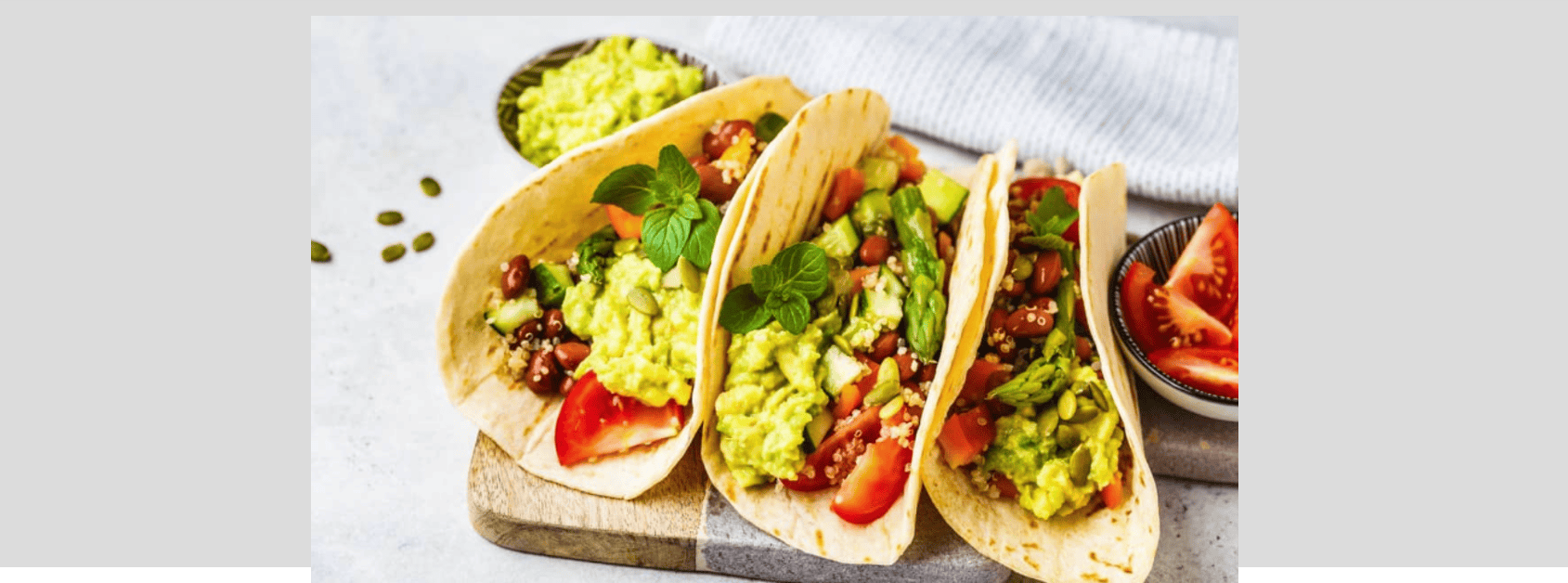 M8 J11 Pita aux haricots rouges, herbes avocat et fruits avec pâte de sésame