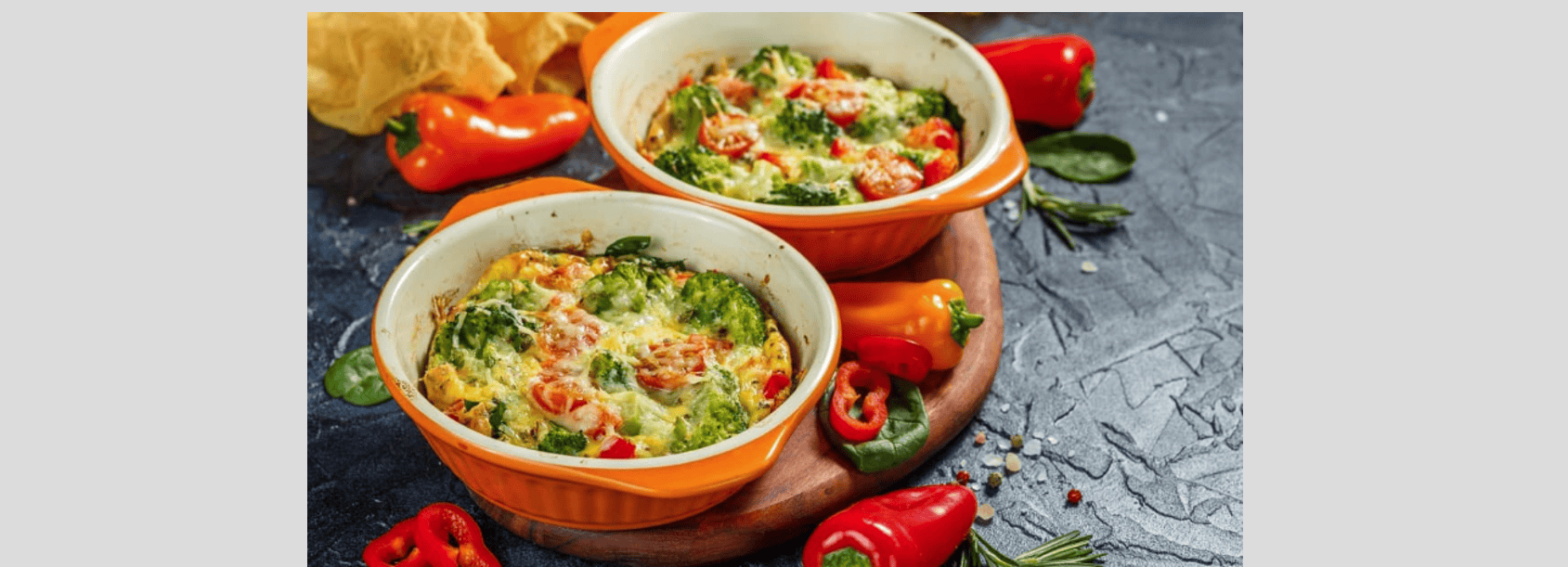 M8 J11 Œufs brouillés à la tomate, épinards, brocoli, fromage pommes de terre aux herbes