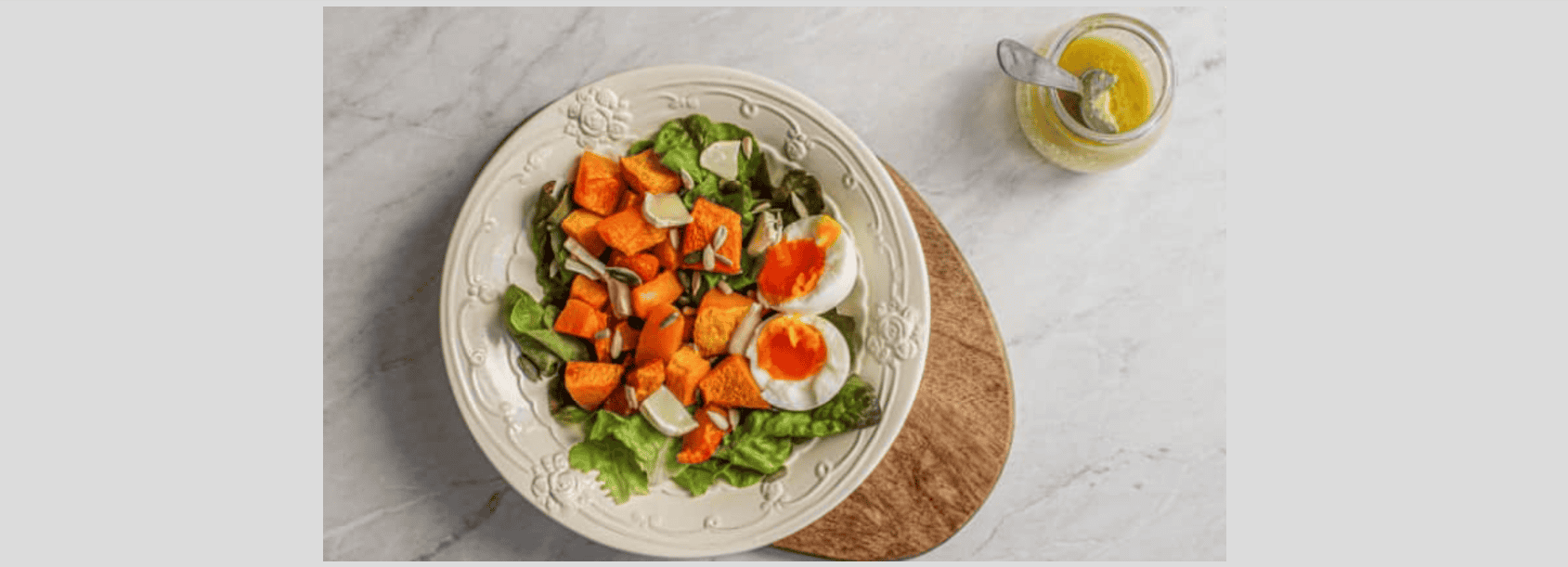M8 J25 Salade aux œufs et aux légumes cuits au four