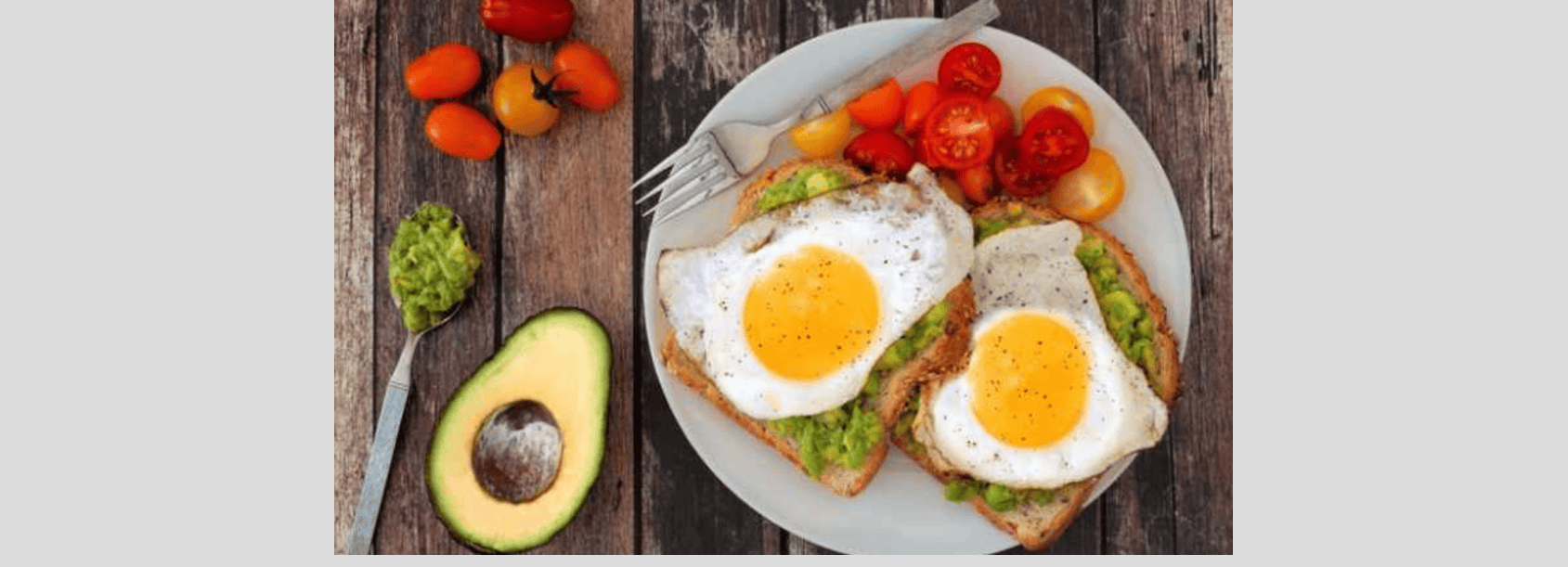 M8 J28 Toast à l'avocat avec œuf et tomates cerises