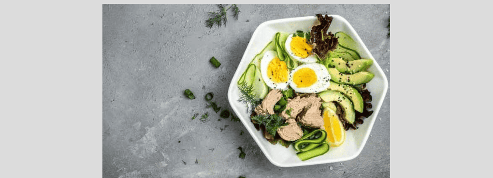 M8 J28 Salade aux œufs, au thon, à l'avocat et aux graines de citrouille