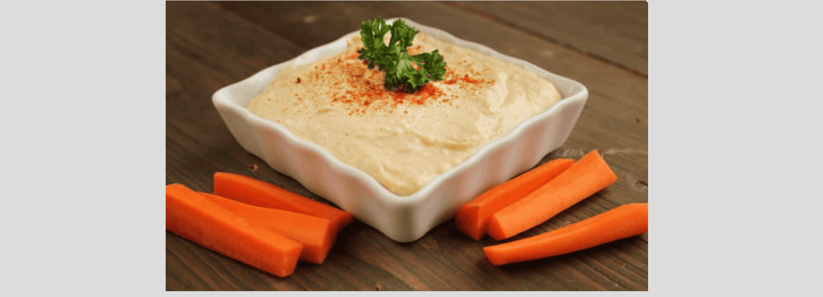 M8 J30 Houmous avec des bâtonnets de carottes et des cerneaux de noix