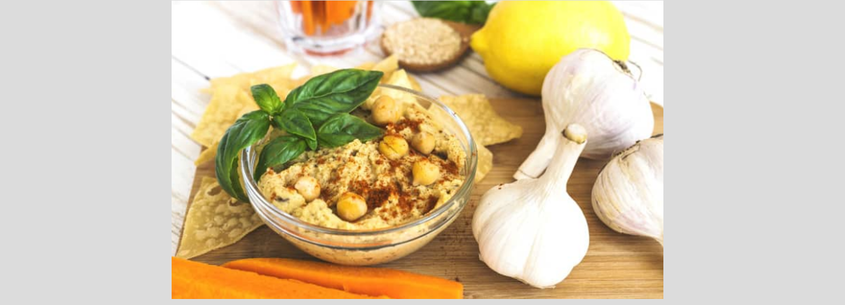 M8 J31 Houmous avec des bâtonnets de carottes et des cerneaux de noix