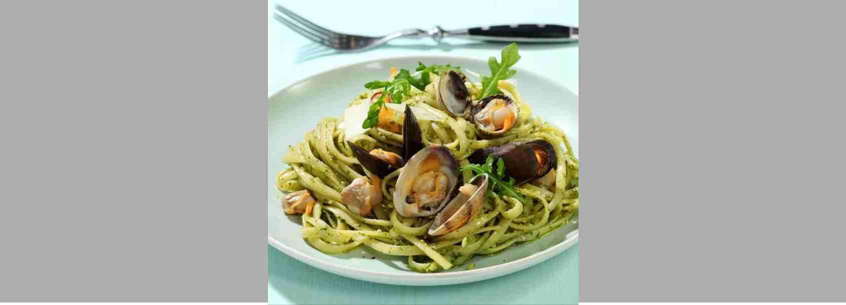 Linguine, jus de coquillages et pesto