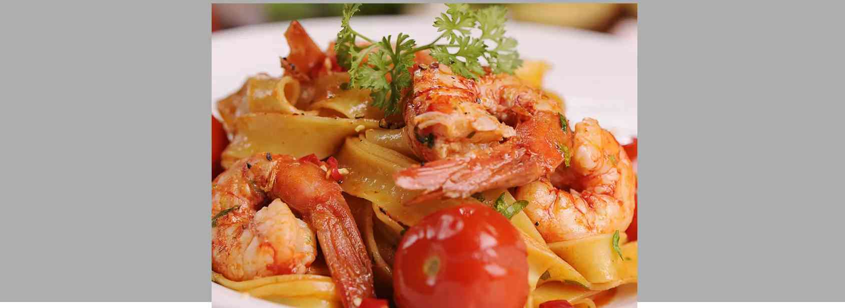 Tagliatelles scampis, tomates, crème